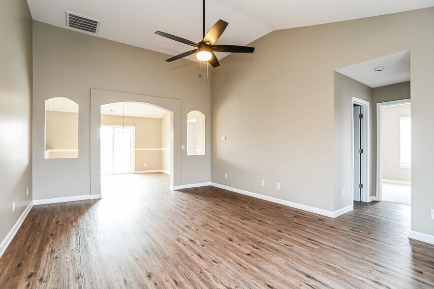 Building Photo - 300 Glencroft Dr