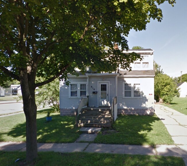 Building Photo - 614 11th Ave