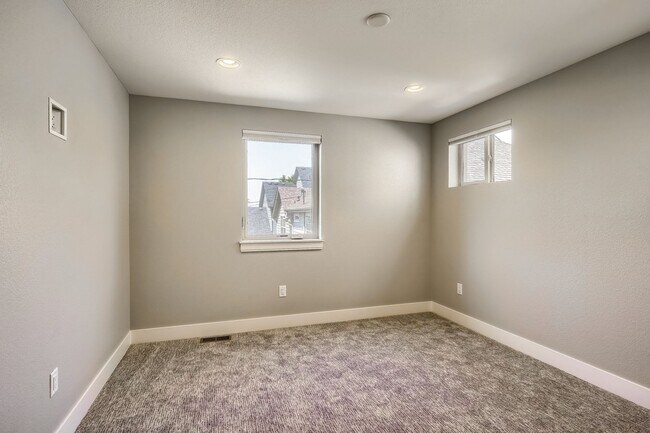 Building Photo - 3 bedroom / 3.5 bath Townhome + 2 Large Flex Spaces & Spacious Roof Top Deck!