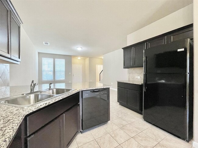 Building Photo - 415 Crater Lake Dr