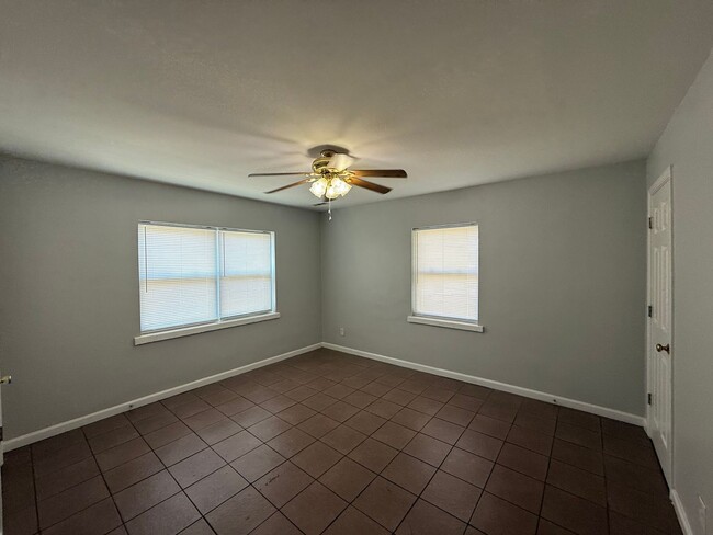 Building Photo - 636 S Wheatland Ave