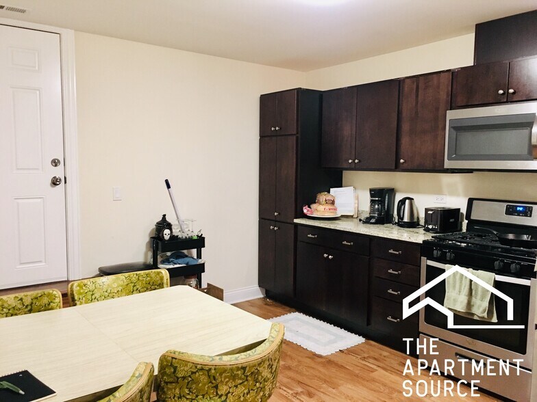 Building Photo - 3804 W Diversey Ave