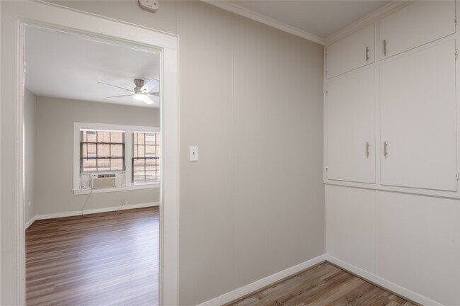 Building Photo - 811 B Sam Houston Ave