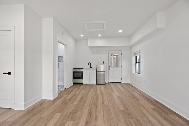 Building Photo - 8 BED 4 BATH Fully remodeled house in West...