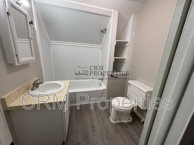 Building Photo - 1039 S Washington St