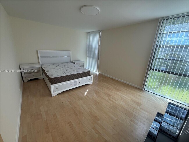 Building Photo - 3475 N Country Club Dr