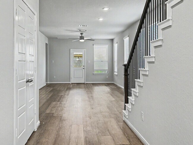 Building Photo - Modern New Braunfels Home with Flexible Upstairs Living Spaces