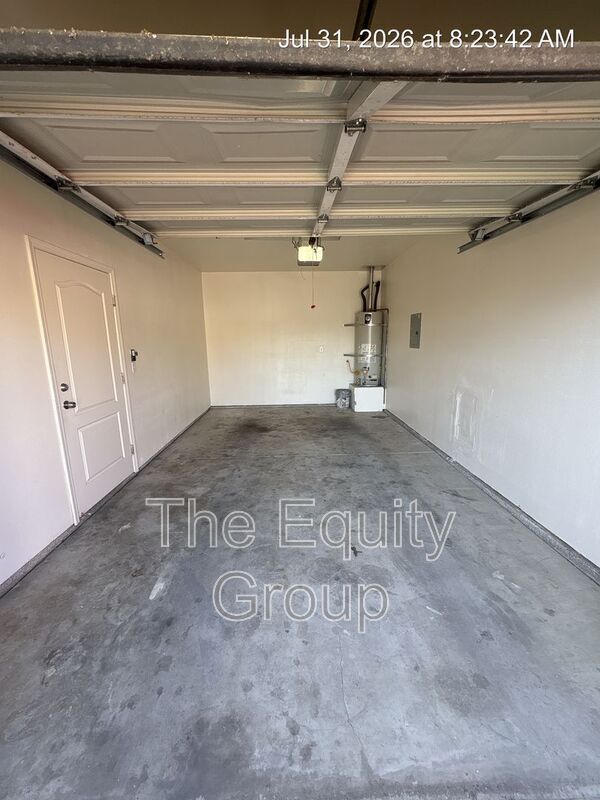 Building Photo - 2423 W Sunnyside Ave