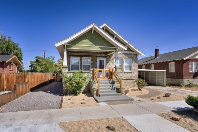 Building Photo - 453 Moran St