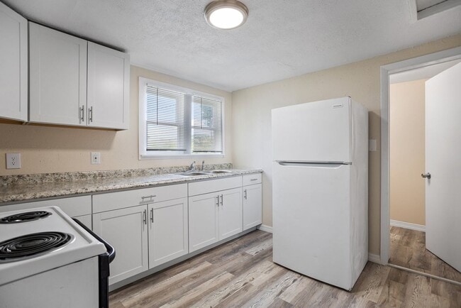 Building Photo - Won't Last! Apply NOW!  App fee REDUCED $25 ASAP $1795 3br/1bath CUTE House w/ HUGE YARD ** FREE ...