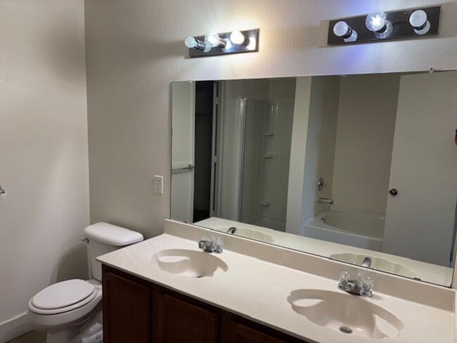 Building Photo - 803 Moss Glen Trail