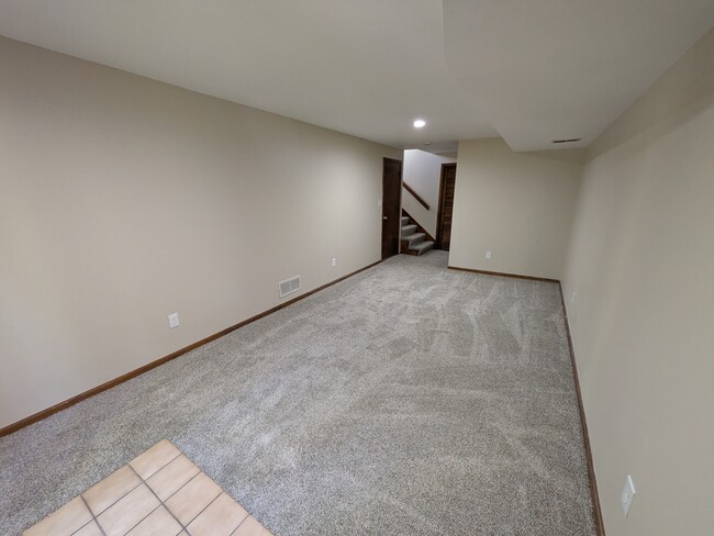 Building Photo - 22 NW Lakeview Blvd