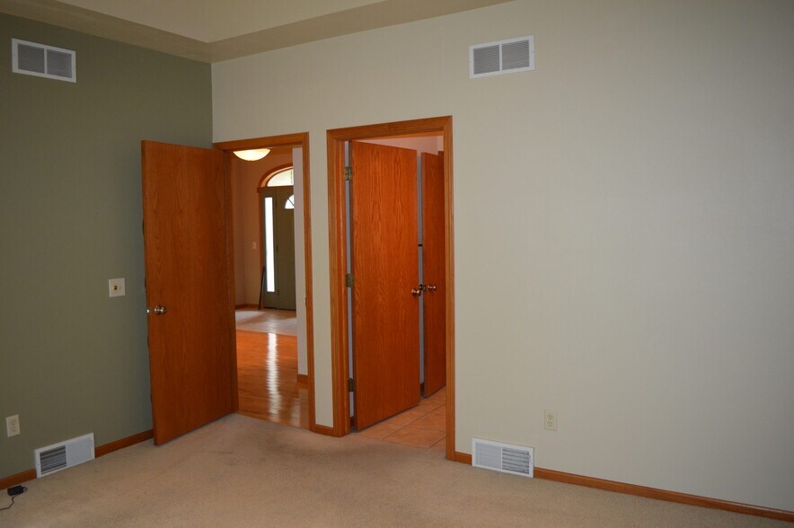 Building Photo - 4734 Bergamot Way