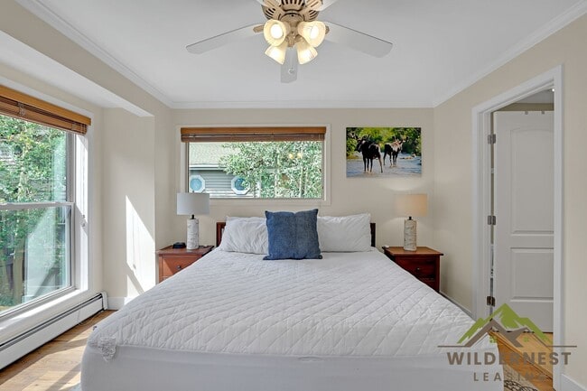 Building Photo - Winter Rental- HOT TUB, Quiet townhome with hot tub and two living areas