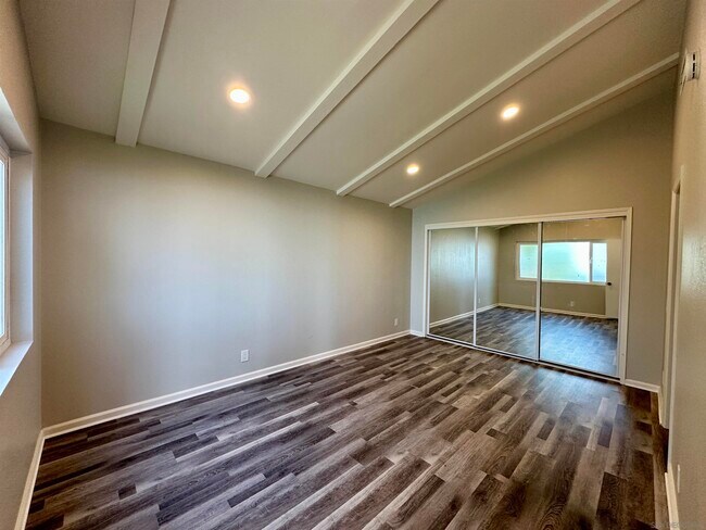 Building Photo - 6920 Country Club Dr