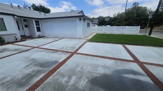 Building Photo - 5651 Radford Ave