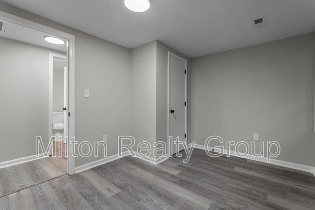 Building Photo - 602 Ross Rd