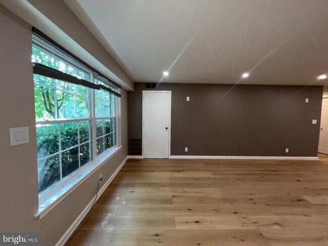Building Photo - 7600 Tremayne Pl