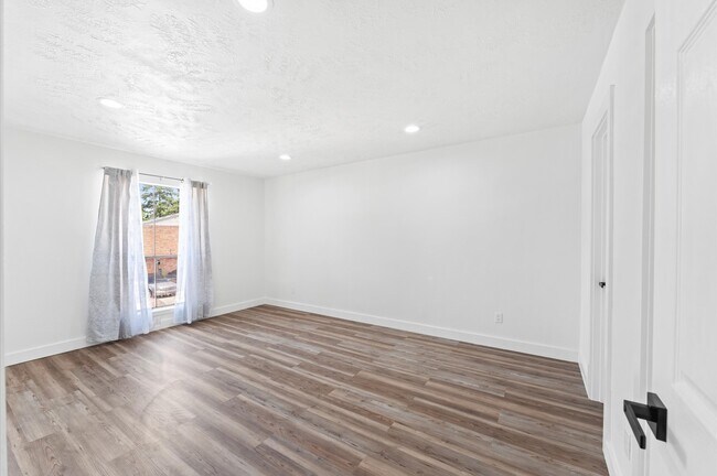 Building Photo - 17331 Red Oak Dr