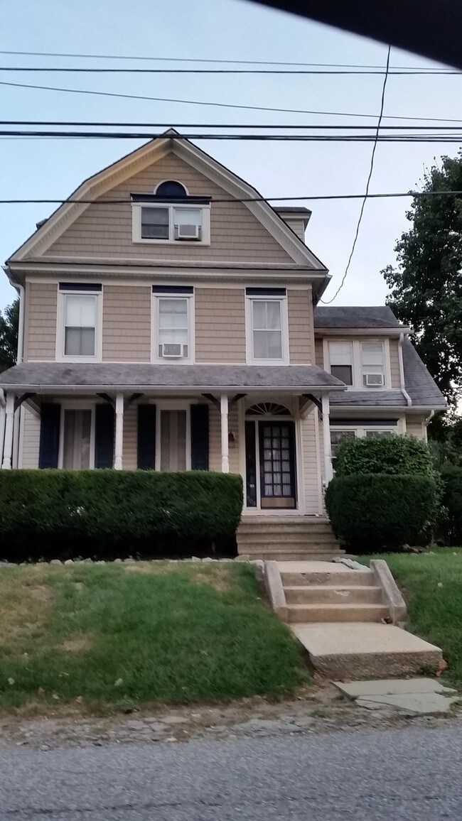 second floor unit - 708 Berwyn Ave