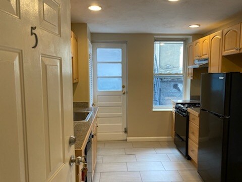 Building Photo - 220 Hanover St