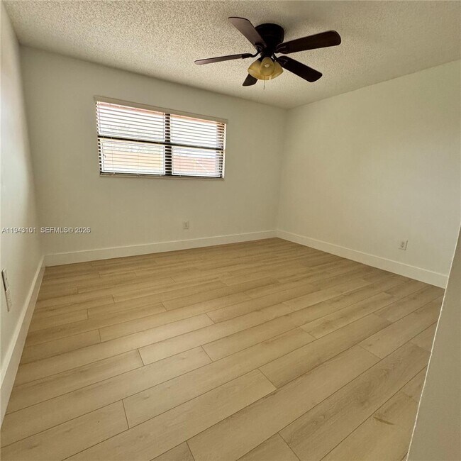 Building Photo - 9023 SW 113th Pl Cir W