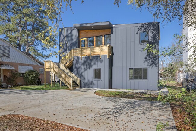 Building Photo - 306 W Taft St