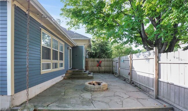 Building Photo - 1902 Thompson St