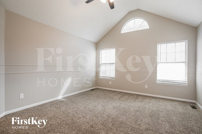 Building Photo - 1049 NE Queens Cir