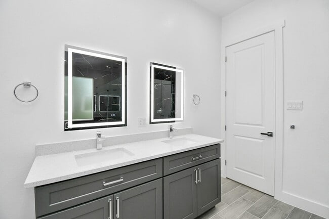 Building Photo - 517 Lovers Ln