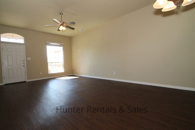 Building Photo - Spacious Two-Bedroom!