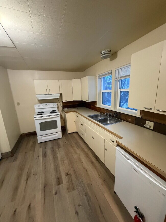 Building Photo - 424 N Rouse Ave