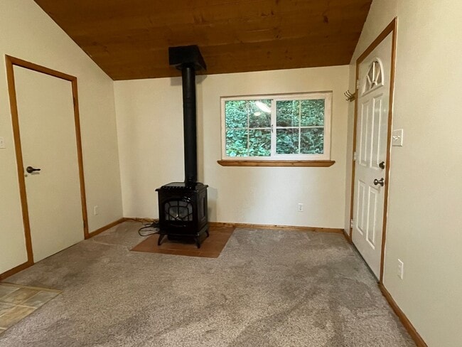 Building Photo - One bedroom Private Hilltop home washer, d...