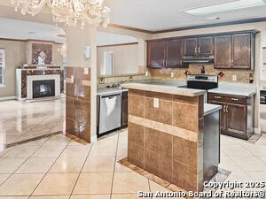Building Photo - 903 Saxonhill Dr