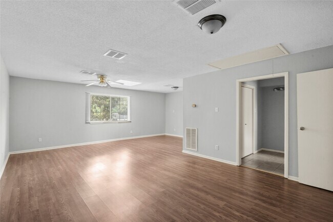 Building Photo - 7450 Lakewood Dr