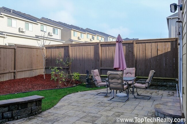 Building Photo - Beautiful Home & Ideal Location! | 5 Beds + 3 Full Baths | Gorgeous Appliances | ***Large Backyar...
