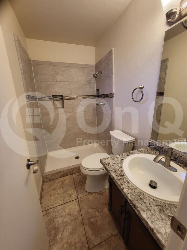 Building Photo - 905 S La Bellota