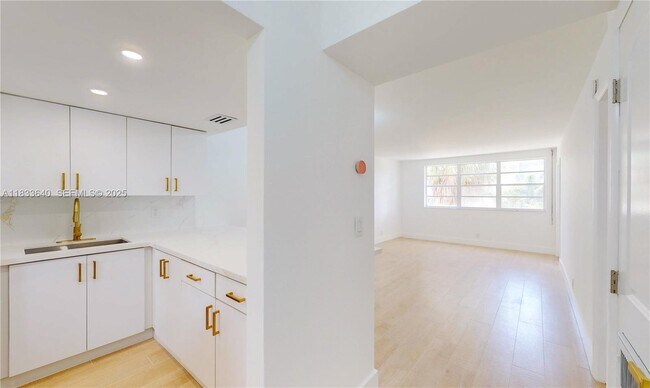 Building Photo - 1333 E Hallandale Beach Blvd