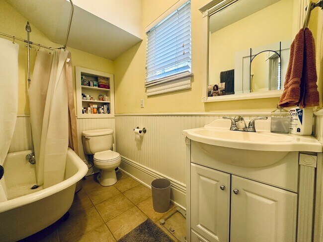 Building Photo - Charming 3 bedroom Victorian home!