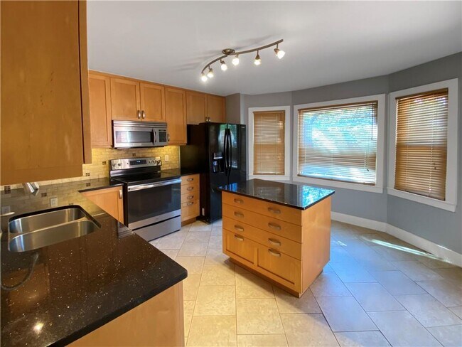 Building Photo - 877 Lenox Oaks Cir NE