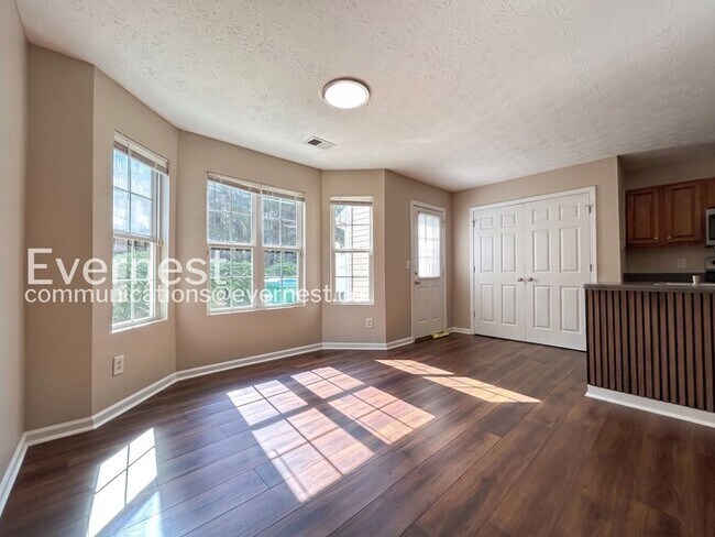 Building Photo - 3 Bed/2.5 Bath Town Home with Off-Street Parking / Available Now!