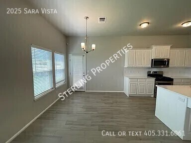 Building Photo - 2025 Sara Vista Dr