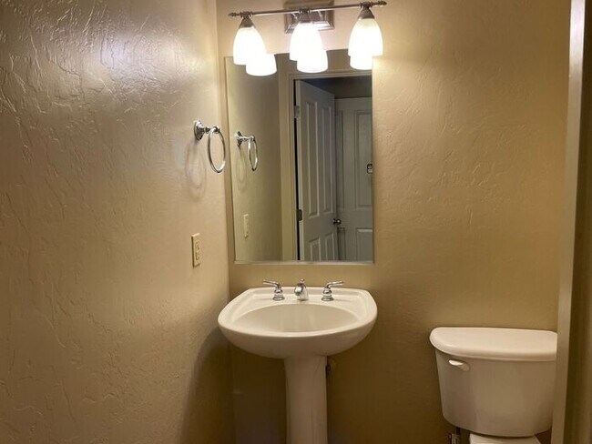 Building Photo - Popular 2BR/2.5BA 2 Story Townhome conveniently located close to PCC, U of A!