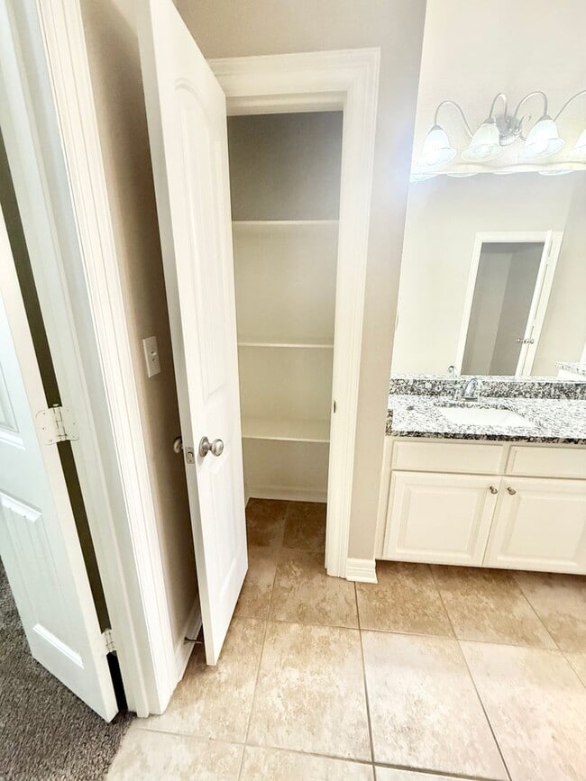 Building Photo - Luxury 3-bed, 2.5-bath!!