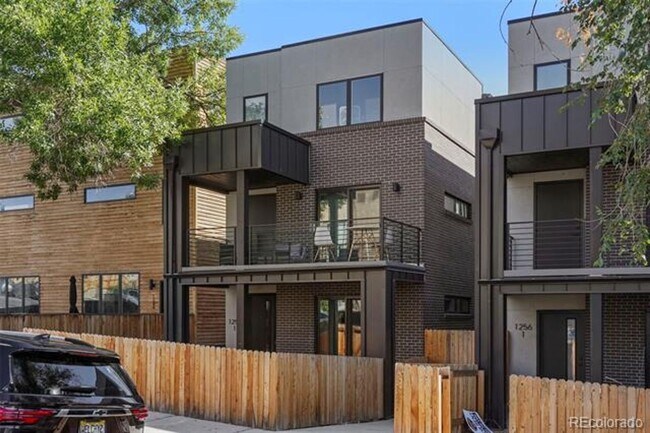 Building Photo - First Month on Us!  Gorgeous Contemporary ...