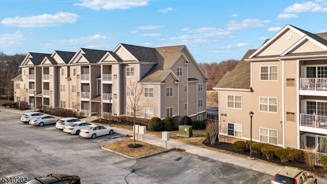 Building Photo - 18 Park Dr