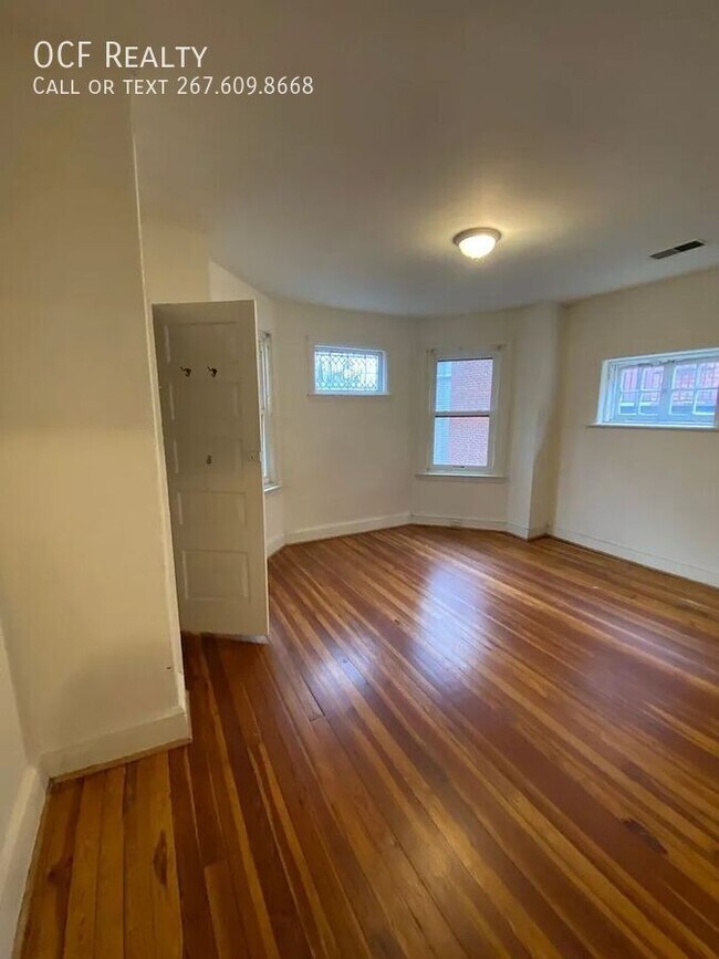 Building Photo - 316 S 43rd St