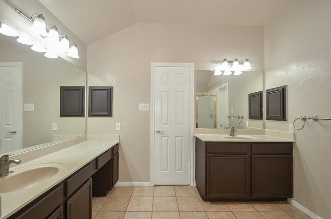 Building Photo - 6327 Drake Elm Dr