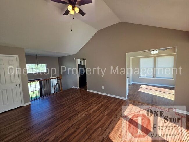 Building Photo - Spacious 3 bedroom/ 2.5 bath with a finished basement!!