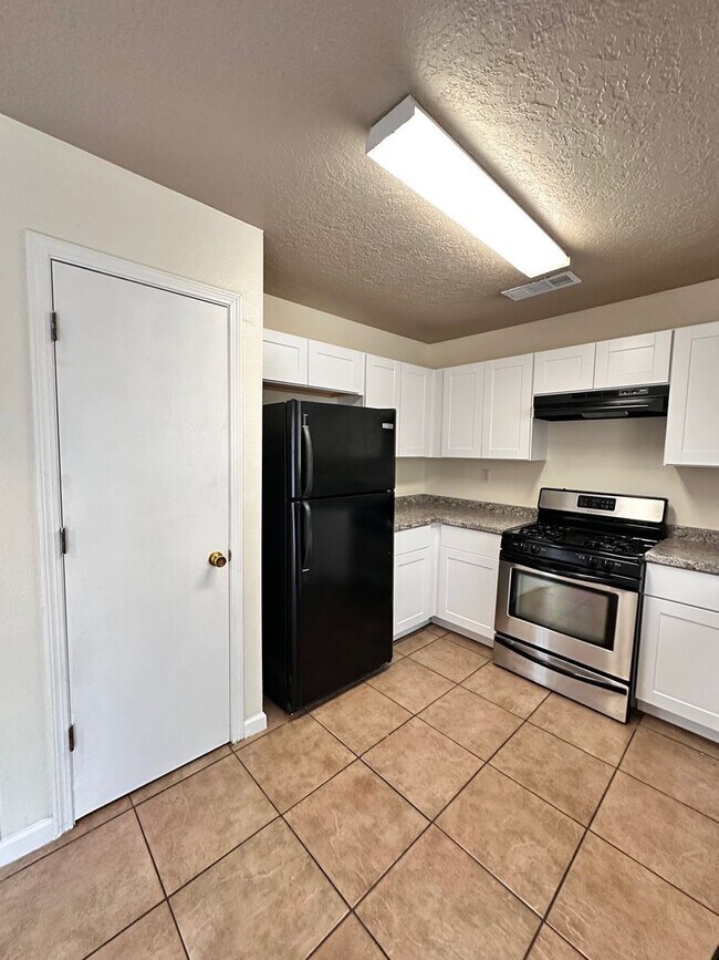 Building Photo - *"PRICE  REDUCED + MOVE-IN SPECIAL" 3 Bedroom 2 Bathroom with 2 Car Garage